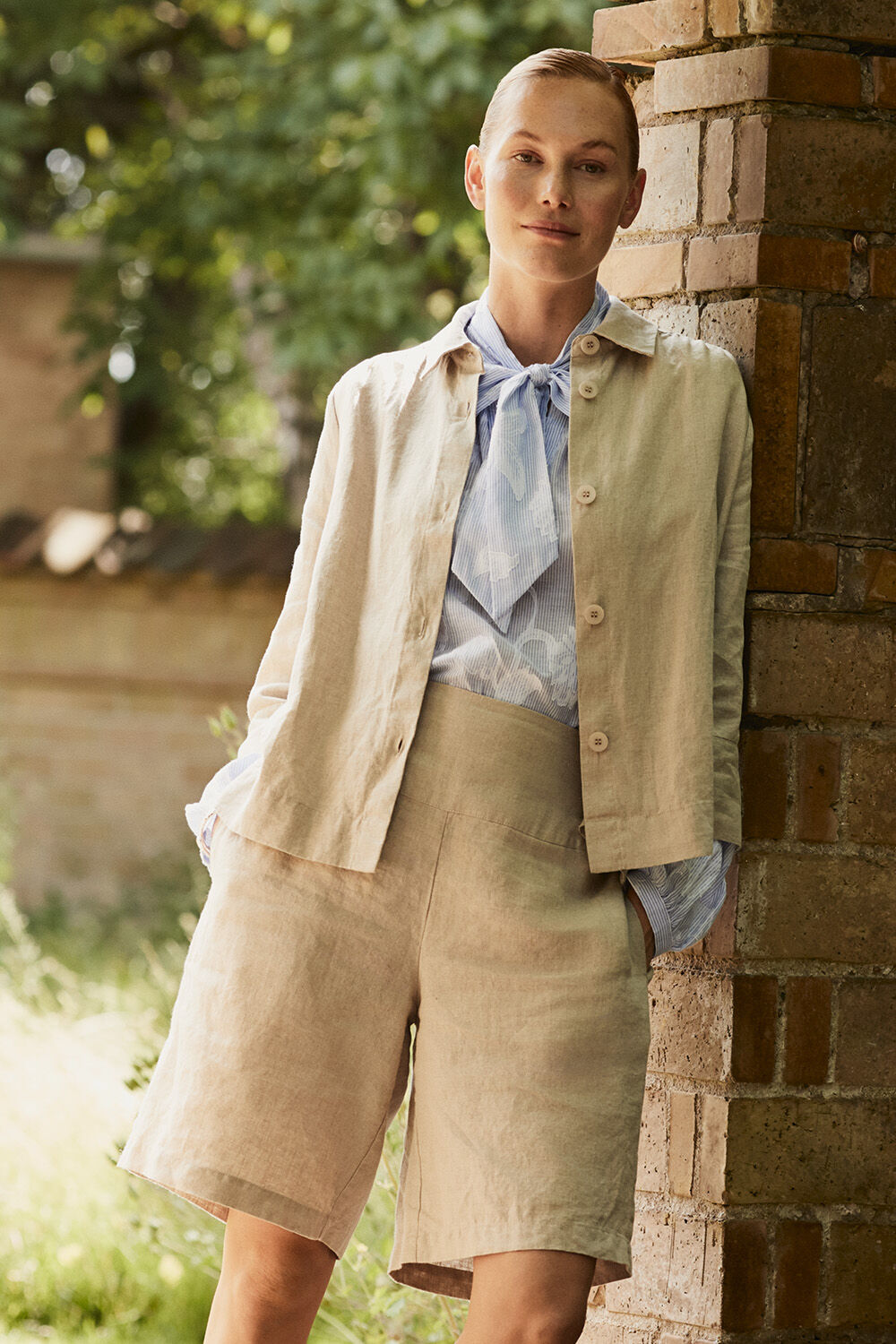 Idakai Skjortajacka - Natural, Bellindra Topp - Placid Blue, Pinja Shorts - Natural