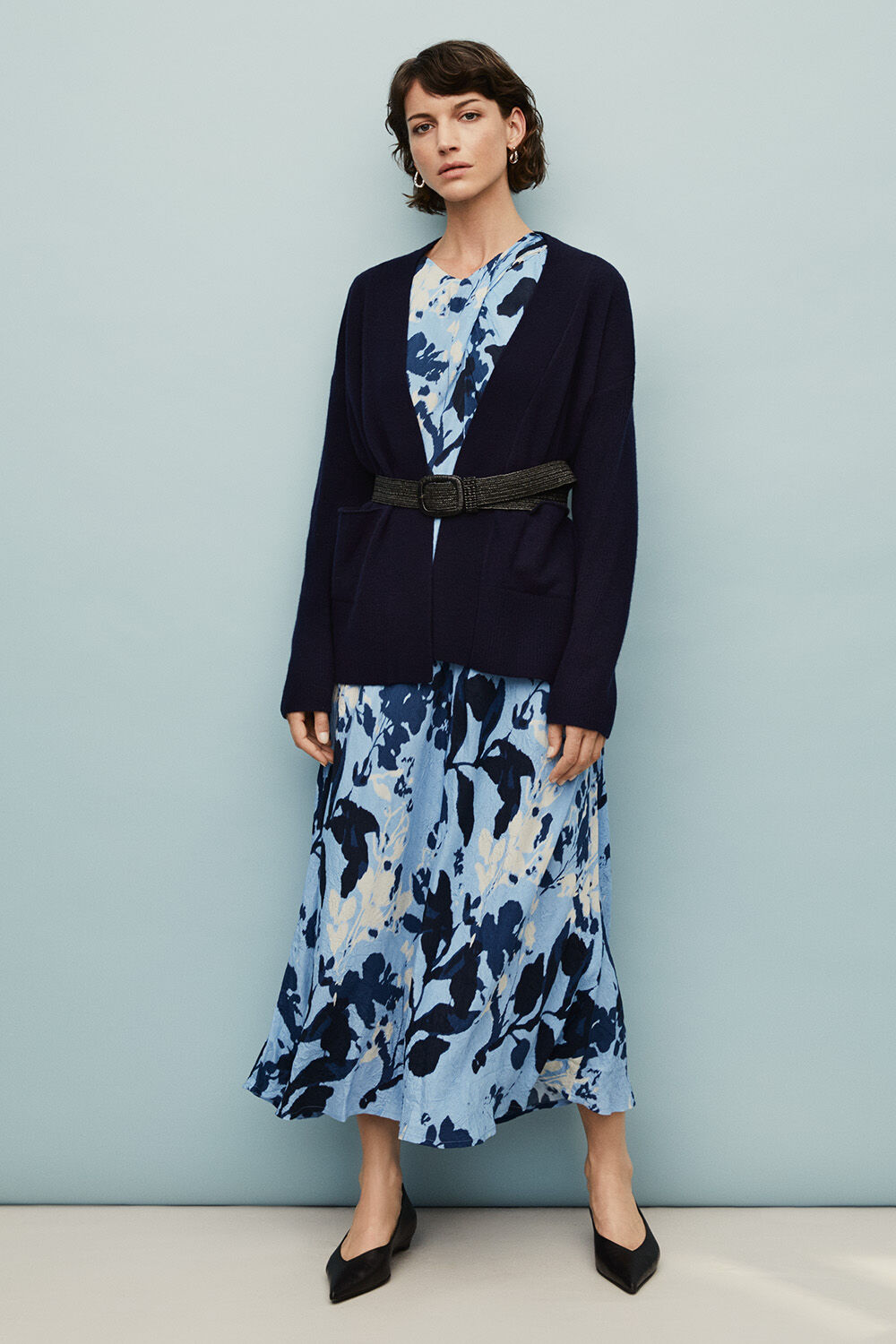 Navienna Kl&auml;nning - Placid Blue, Lunanja Uld Kofta - Navy Blazer, Renitha &Ouml;hrh&auml;ngen - Silver, Rivula B&auml;lte - Black